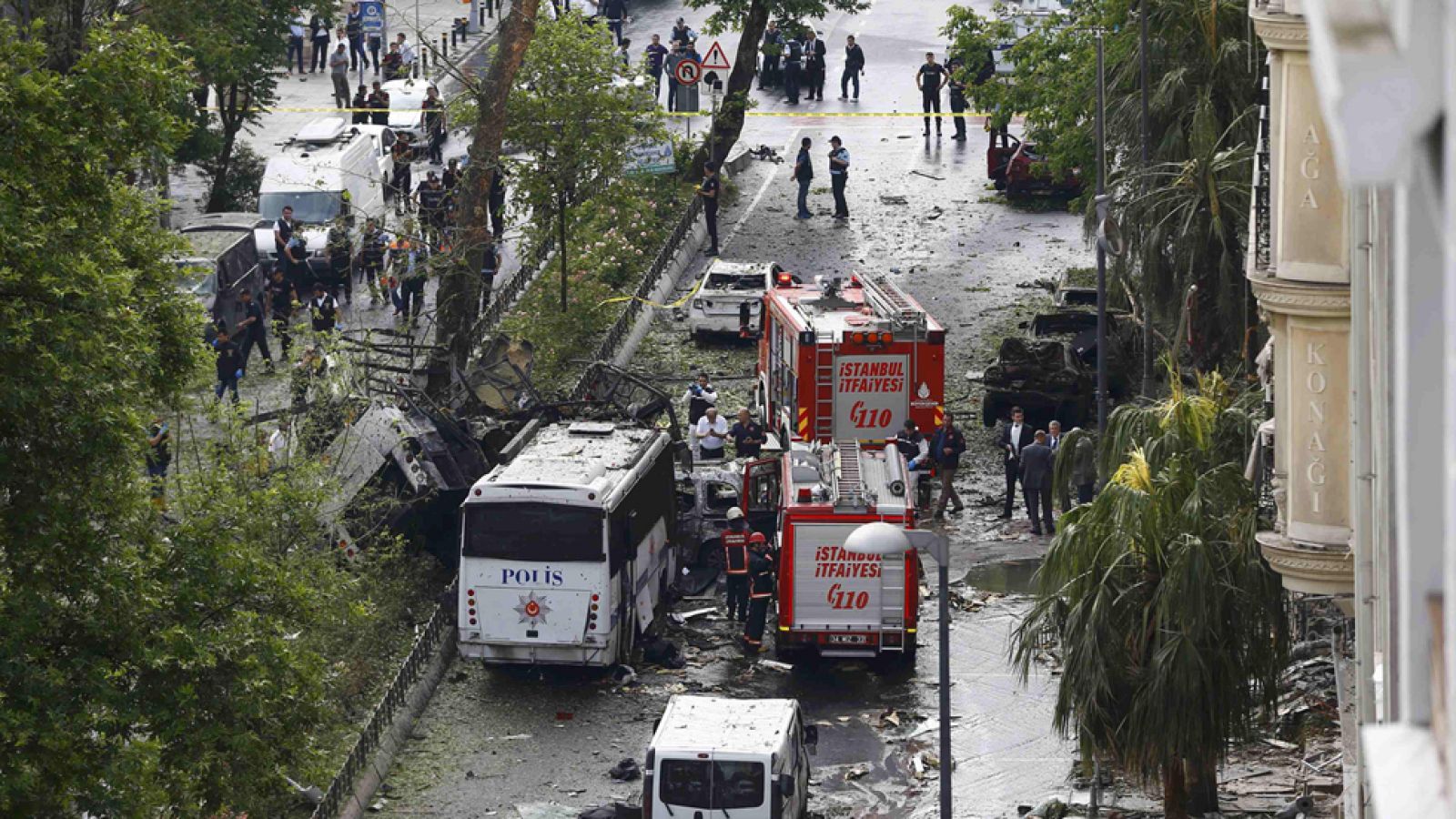 Al menos 11 muertos y 36 heridos al estallar una bomba al paso de un autobús policial en Estambul - Informativo 24h | Ver