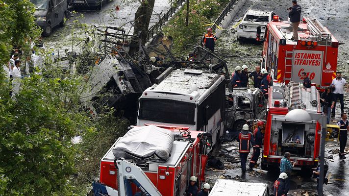 Informativo 24h - Al menos 11 muertos y 36 heridos tras estallar una bomba al paso de un autobús policial en Estambul