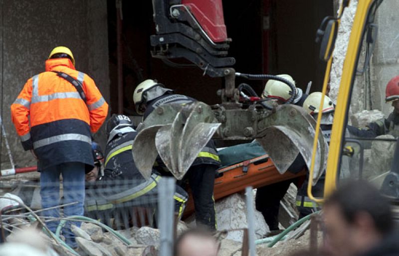 Al menos 3 trabajadores muertos en el derrumbe de un hotel que estaban rehabilitando en Mallorca | Ver