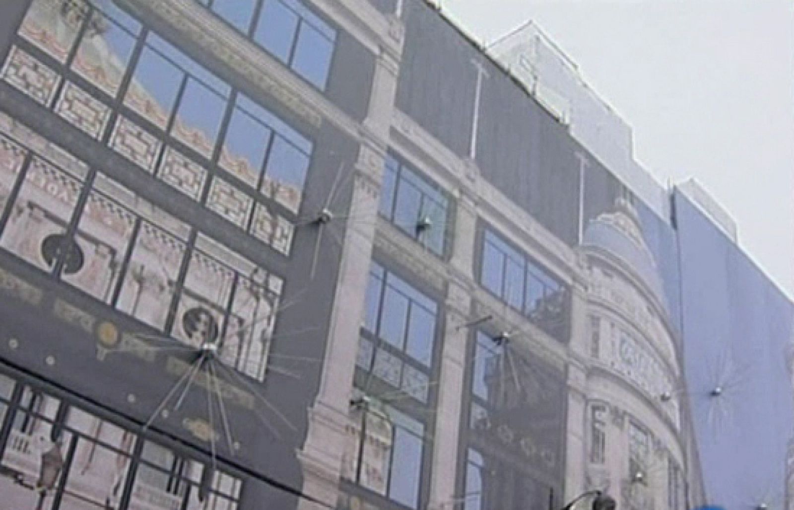 En unos grandes almacenes de París han desactivado hoy cinco paquetes explosivos | Ver