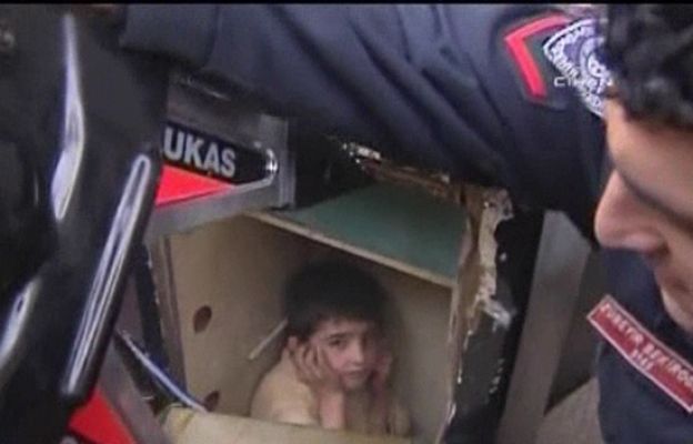  - Niño encerrado en una caja fuerte
