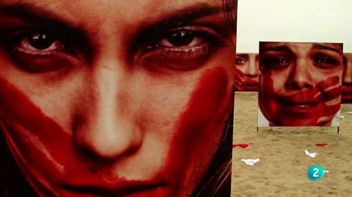 La 2 Noticias - Bragas en Copacabana para denunciar violaciones en Brasil