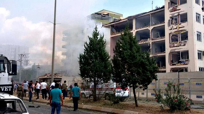 Telediario 1 - Tres muertos y más de 30 heridos por la explosión de un coche bomba frente a una comisaría en Turquía