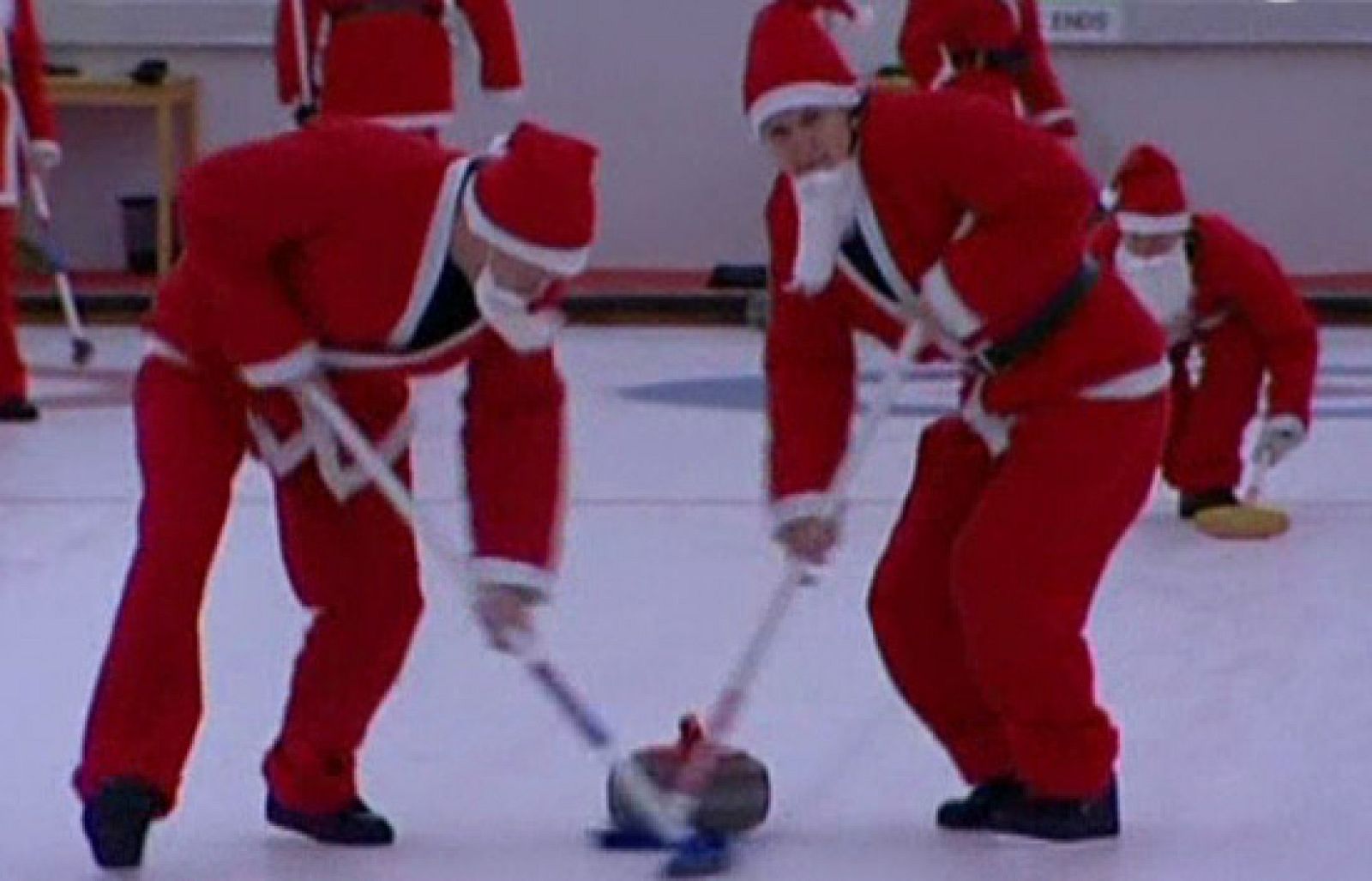 Santa Claus también juega al Curling | Ver