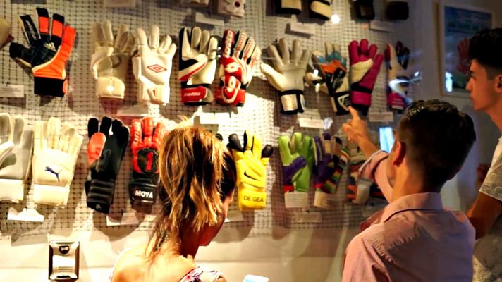  - La exposición 'One glove, one life' se puede visitar durante la Eurocopa 2016