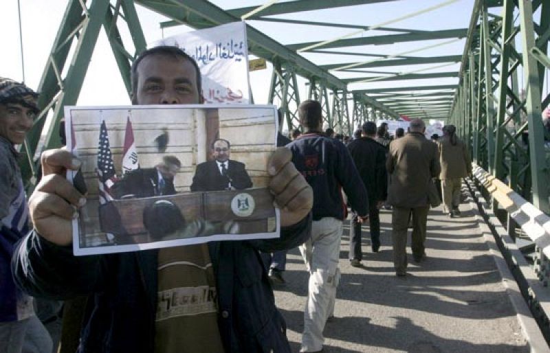 El periodista iraquí que lanzó sus zapatos contra Bush podría ser condenado hasta a siete años de cárcel