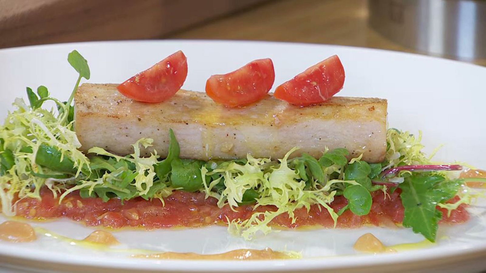 Torres en la cocina - Ensalada tibia de pez espada con vinagreta de ajo