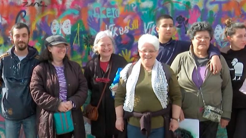 El grupo grafitero ''Lata 65'' formado por jubilados están pintando en Lisboa