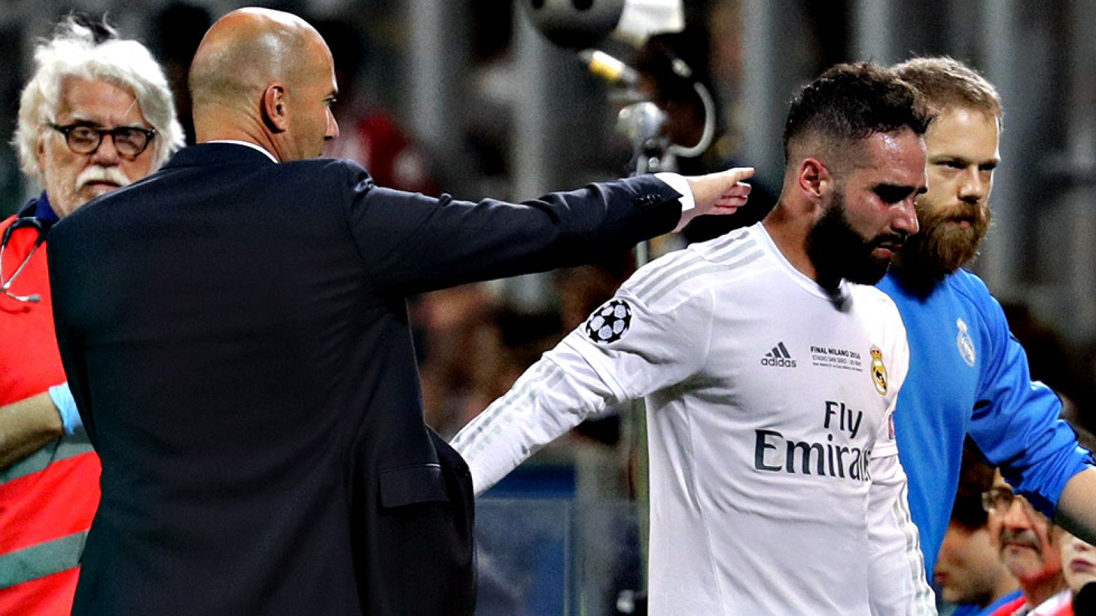 El colombiano James Rodríguez tendrá que operarse de su hombro después de la Copa América como hoy lo ha hecho Keylor Navas de su lesión en el talón de Aquiles y Danilo de su fascia plantar. Ambos han sido intervenidos en una clínica madrileña por el