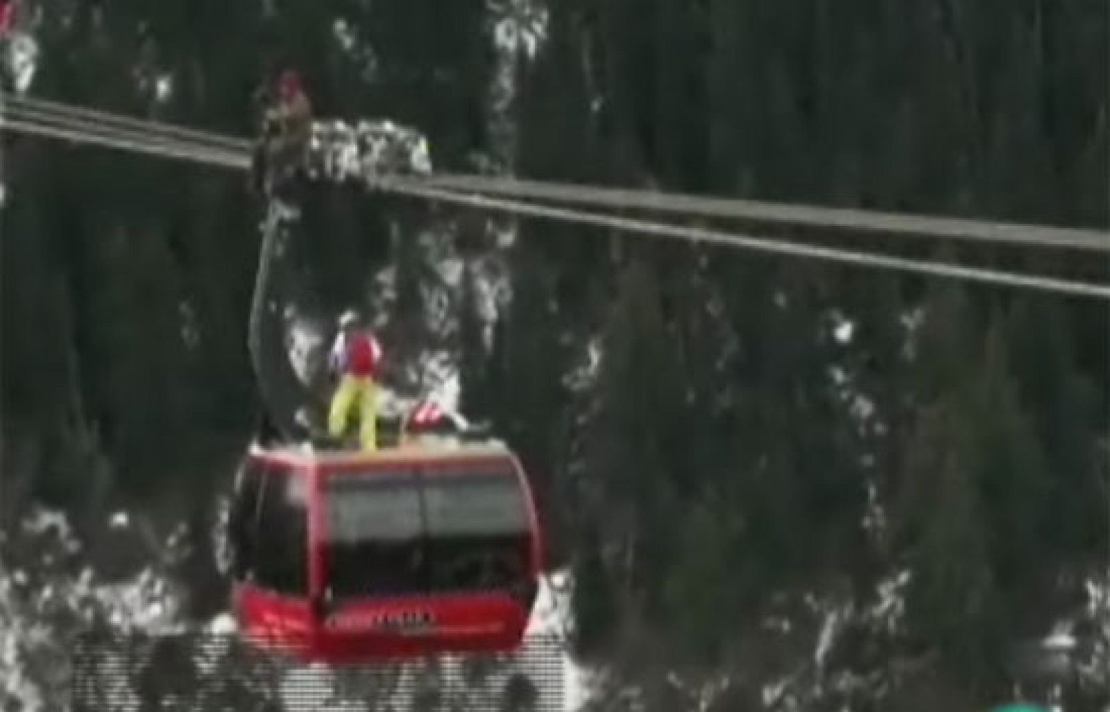 Salto al vacío para inaugurar un funicular | Ver