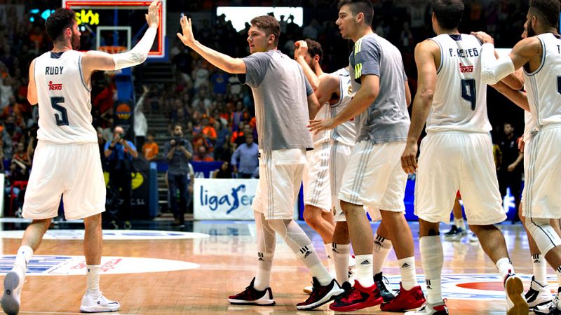 El Real Madrid ya es finalista al vencer por 80-82 al Valencia Basket, cerrando la serie con 3-1. Llull (16 pt, 20 val) y Carroll (17 pt, 18 val), claves del equipo de Laso, que alcanza su quinta final consecutiva de Liga Endesa y defenderá su corona