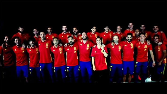 Telediario 1 - Niña Pastori y Sergio Ramos cantan el nuevo himno de "La Roja"