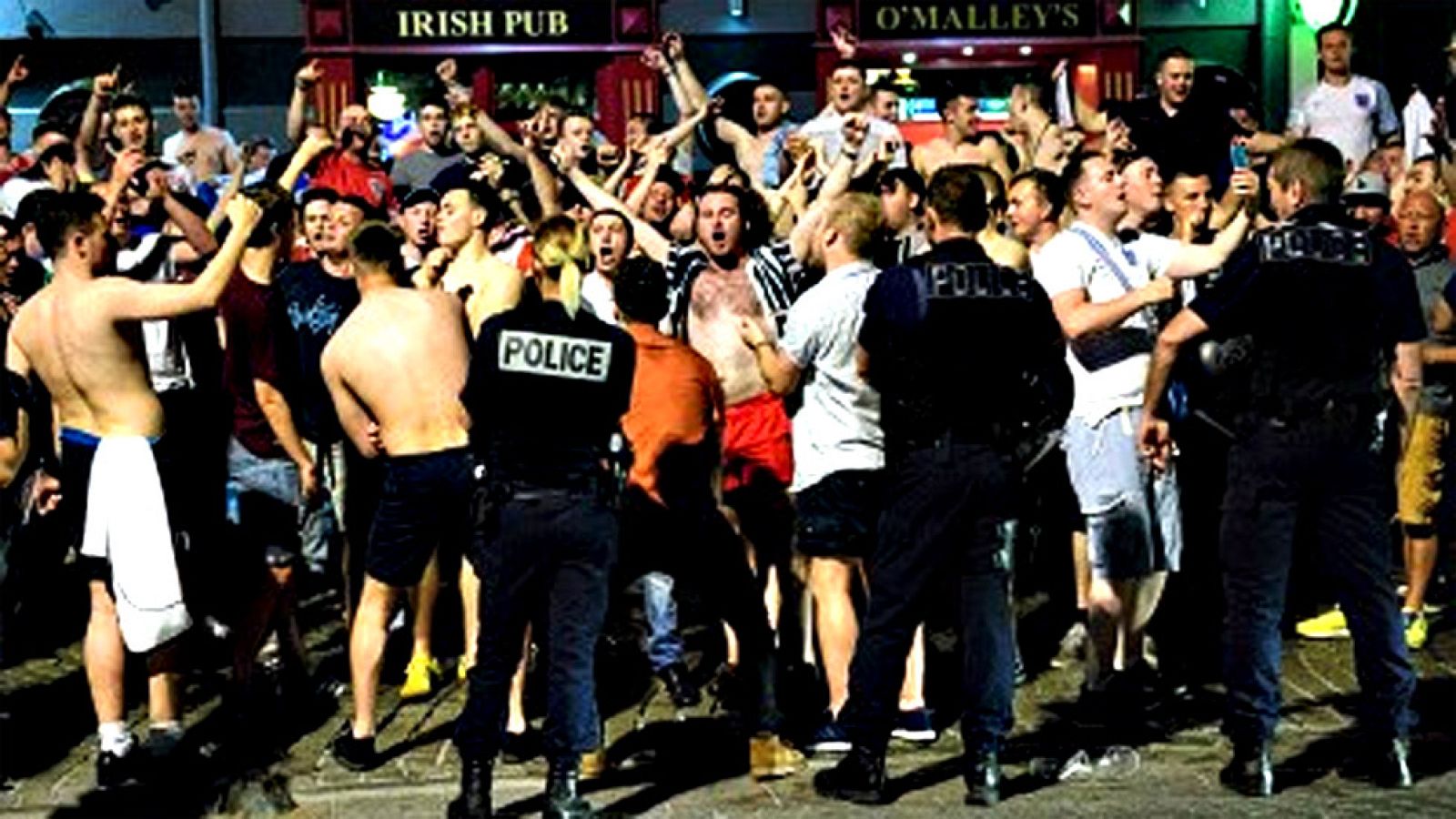 La policía nacional francesa tuvo que intervenir la noche del  jueves, apenas unas horas antes de la inauguración de la Eurocopa de  Francia 2016, para contener los altercados entre los aficionados  británicos y los residentes de la ciudad portuaria