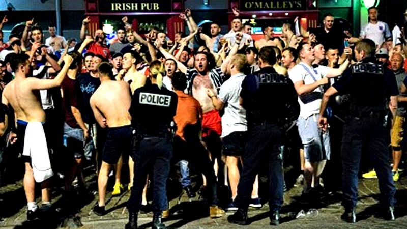 La policía nacional francesa tuvo que intervenir la noche del  jueves, apenas unas horas antes de la inauguración de la Eurocopa de  Francia 2016, para contener los altercados entre los aficionados  británicos y los residentes de la ciudad portuaria