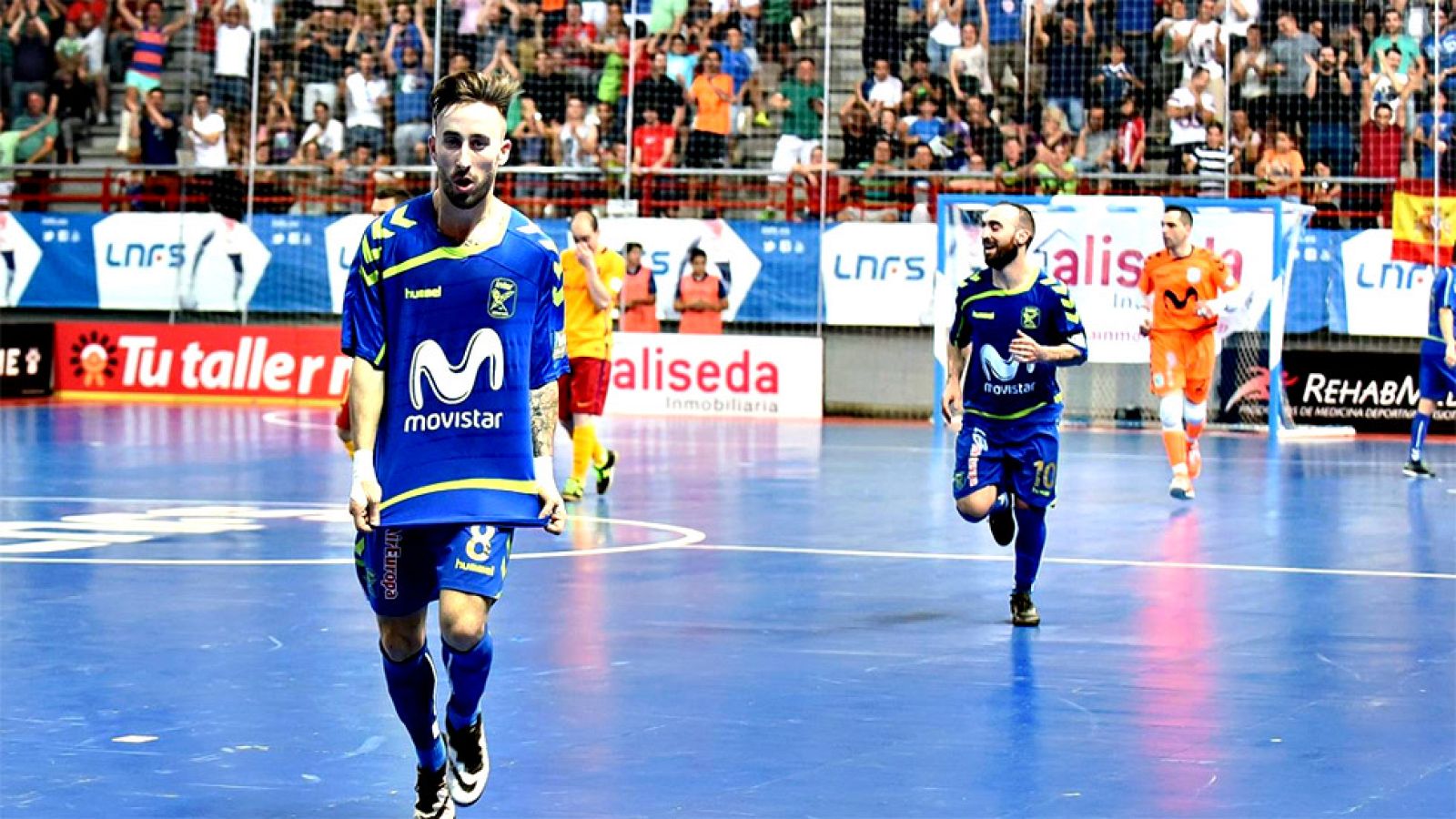 La irrupción del portugués Ricardinho en el momento clave del partido propició la remontada del Movistar Inter ante el Barcelona, que terminó por lograr un contundente triunfo en Torrejón (6-2) para tomar ventaja en la final por el título de Primera