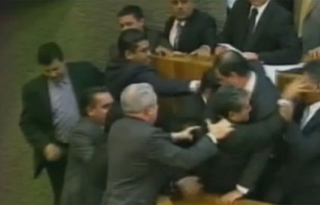  - A golpes en el Parlamento