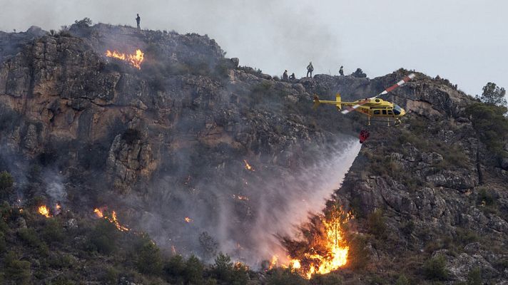 Informativo 24h - La UME trata de controlar un incendio forestal que afecta ya 300 hectáreas en Calasparra