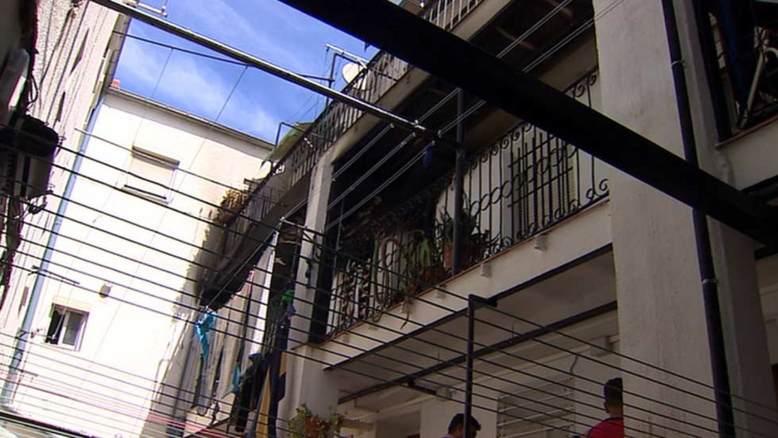 Un incendio en una vivienda de Vallecas deja a una madre y su hijo de tres años heridos muy graves