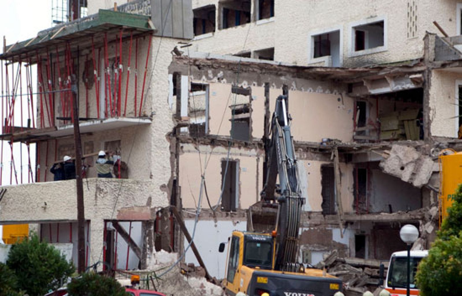 El arquitecto, el aparejador y el jefe de obras del hotel de Cala Ratjada Mallorca que ayer se derrumbó sepultando a cuatro trabajadores han sido detenidos por un presunto delito de homicidio por imprudencia.