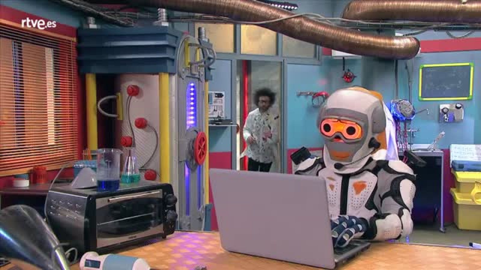 Campaña de Protección de Datos -  Frank y su amigo virtual - Big Band Clan | Ver