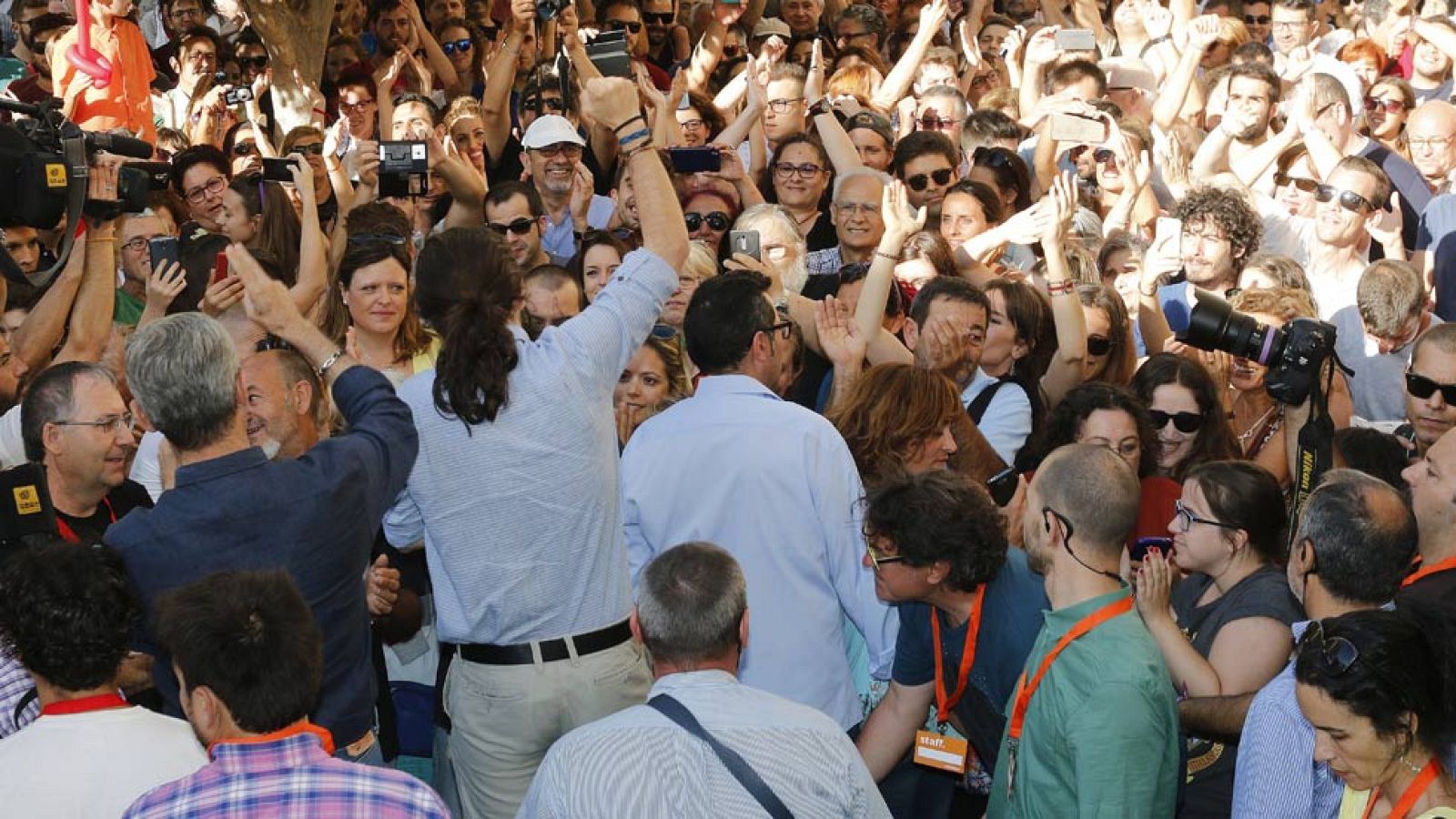 El candidato de Unidos Podemos a las elecciones generales del 26J, Pablo Iglesias, ha criticado a los "patriotas" que tienen "cuentas en Suiza" en un mitin con el exJEMAD en Almería.