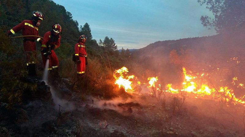 Medios aéreos trabajan en la extinción de un incendio sin control en la localidad valenciana de Bolbaite