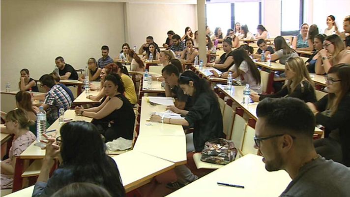 Telediario 1 - Cerca de 100.000 opositores aspiran a conseguir una de las 10.923 plazas de maestro