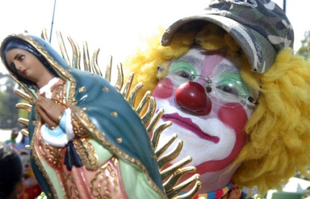  - Procesión de payasos en México