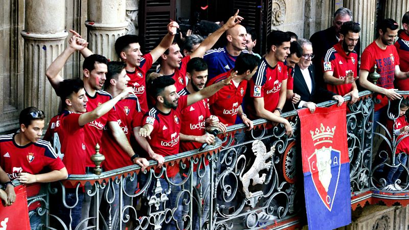 No era seis de julio pero las calles de Pamplona se llenaron para festejar el ascenso del Osasuna a Primera División.