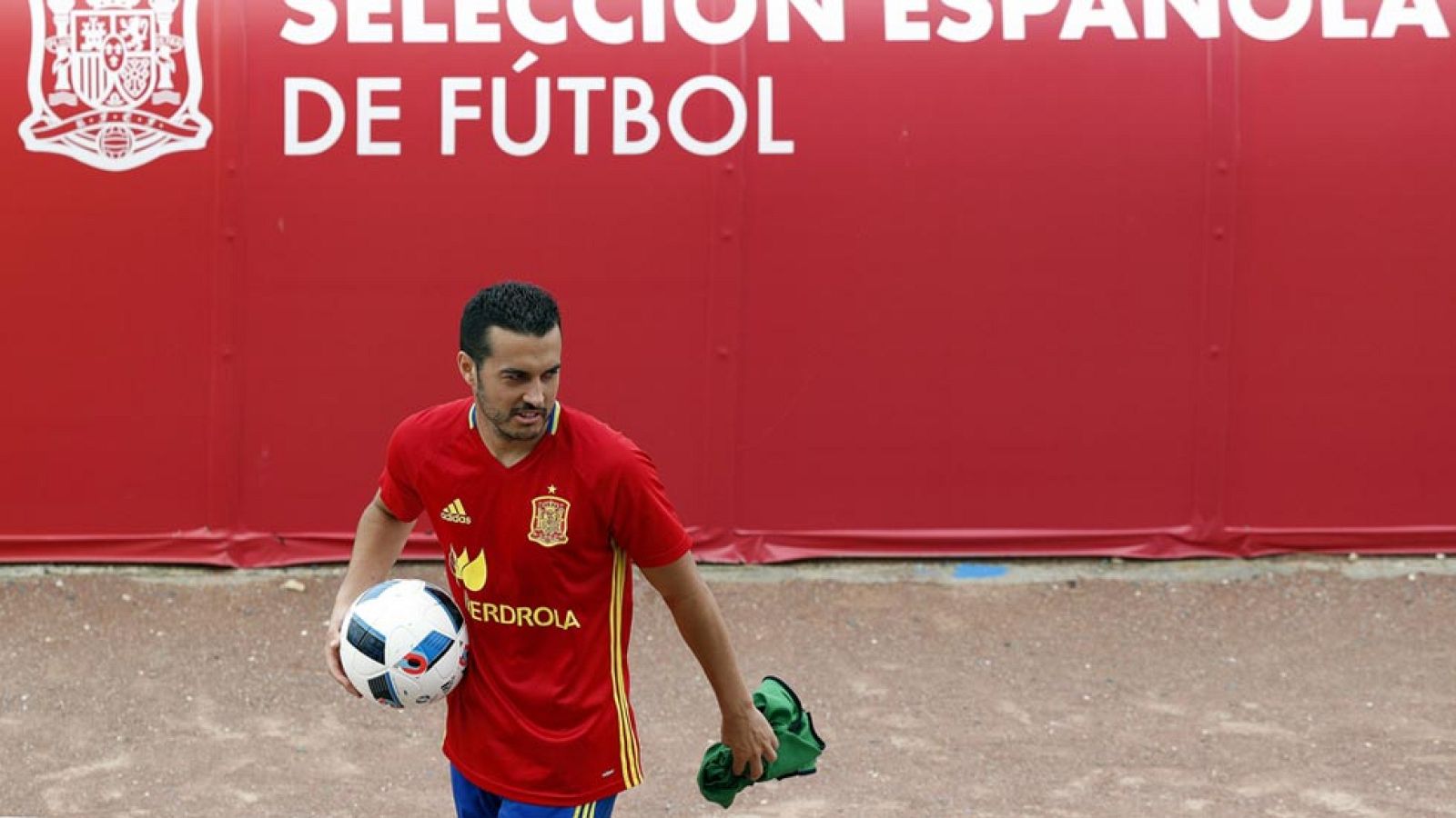 Pedro pide hablar ante los medios tras su queja por no tener minutos con la Roja | Ver