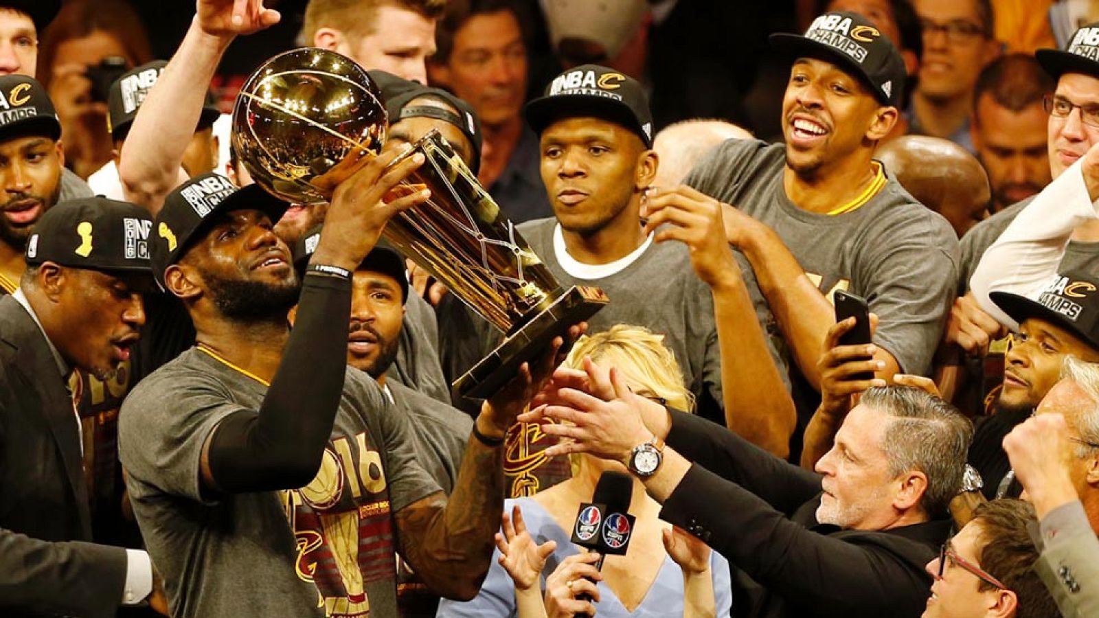 'King' James 'regala' a los Cavaliers el anillo de la NBA | Ver