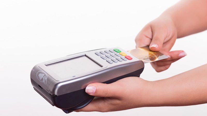 Los pagos con tarjeta siguen creciendo frente al dinero en metálico