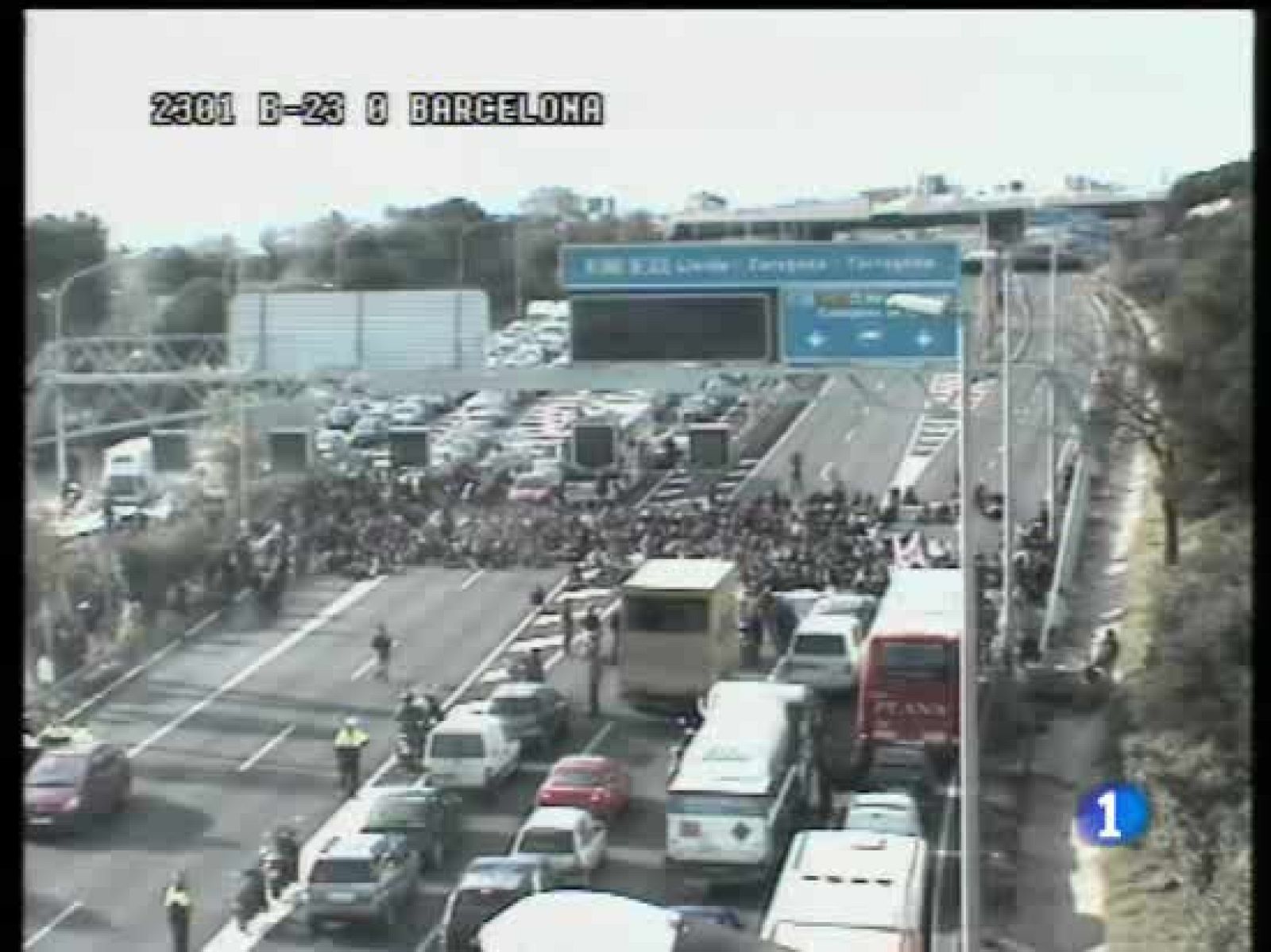 Caos en Barcelona por la expulsión de seis universitarios | Ver