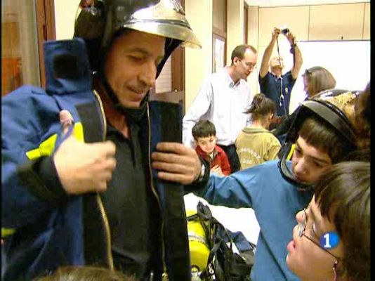  - Bomberos y niños ciegos