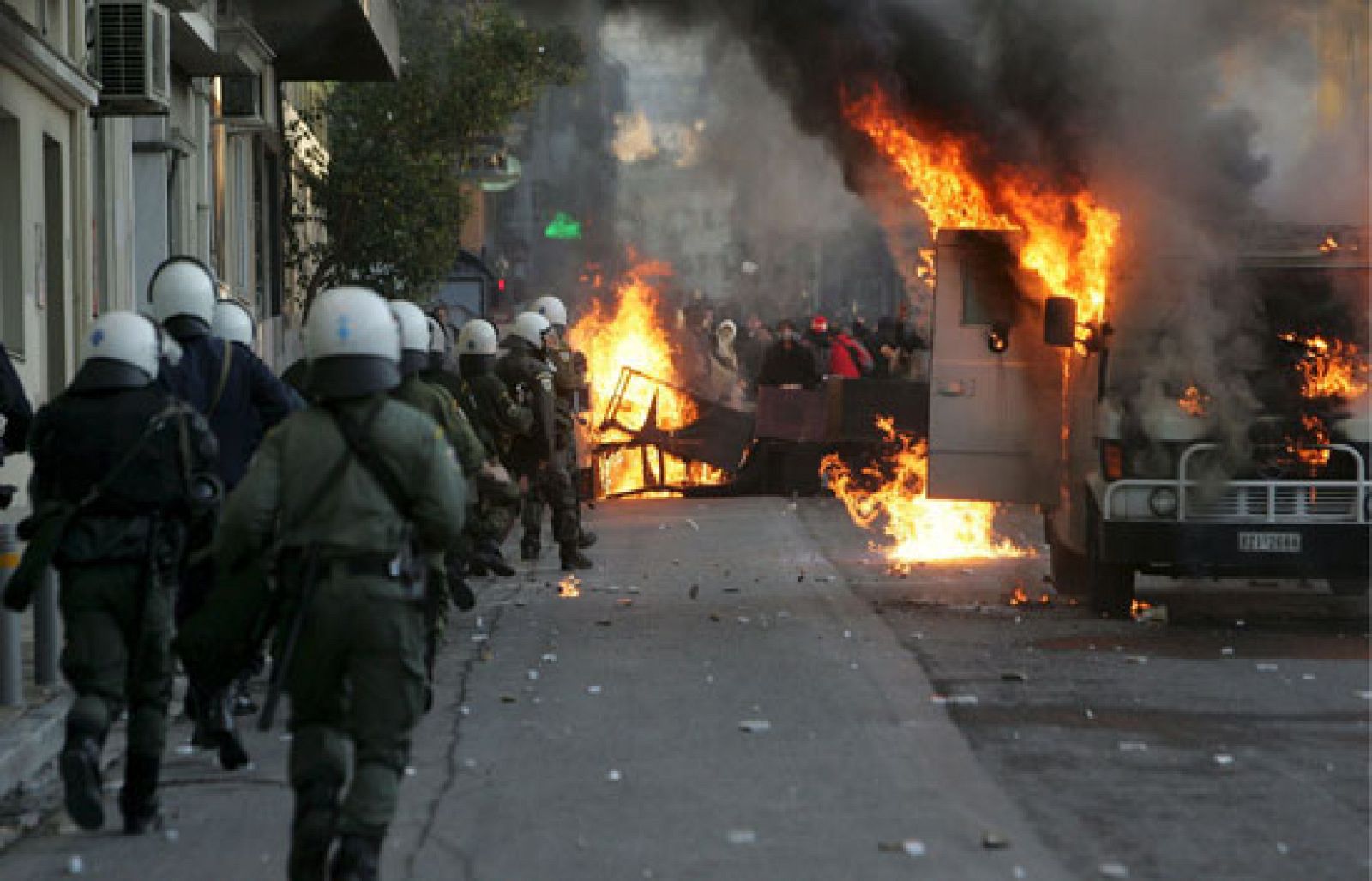 La violencia no cesa en Grecia después de trece días desde la muerte de un joven estudiante por disparos de la policía | Ver