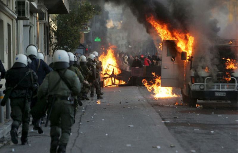 La violencia no cesa en Grecia después de trece días desde la muerte de un joven estudiante por disparos de la policía