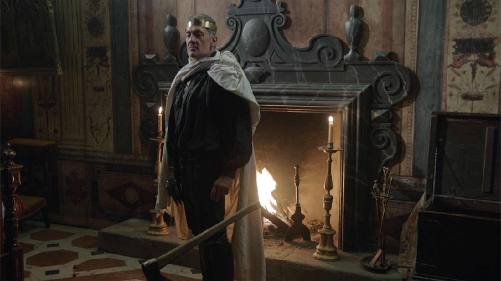 Águila Roja - Hernán se comporta como si fuera el rey de las Españas