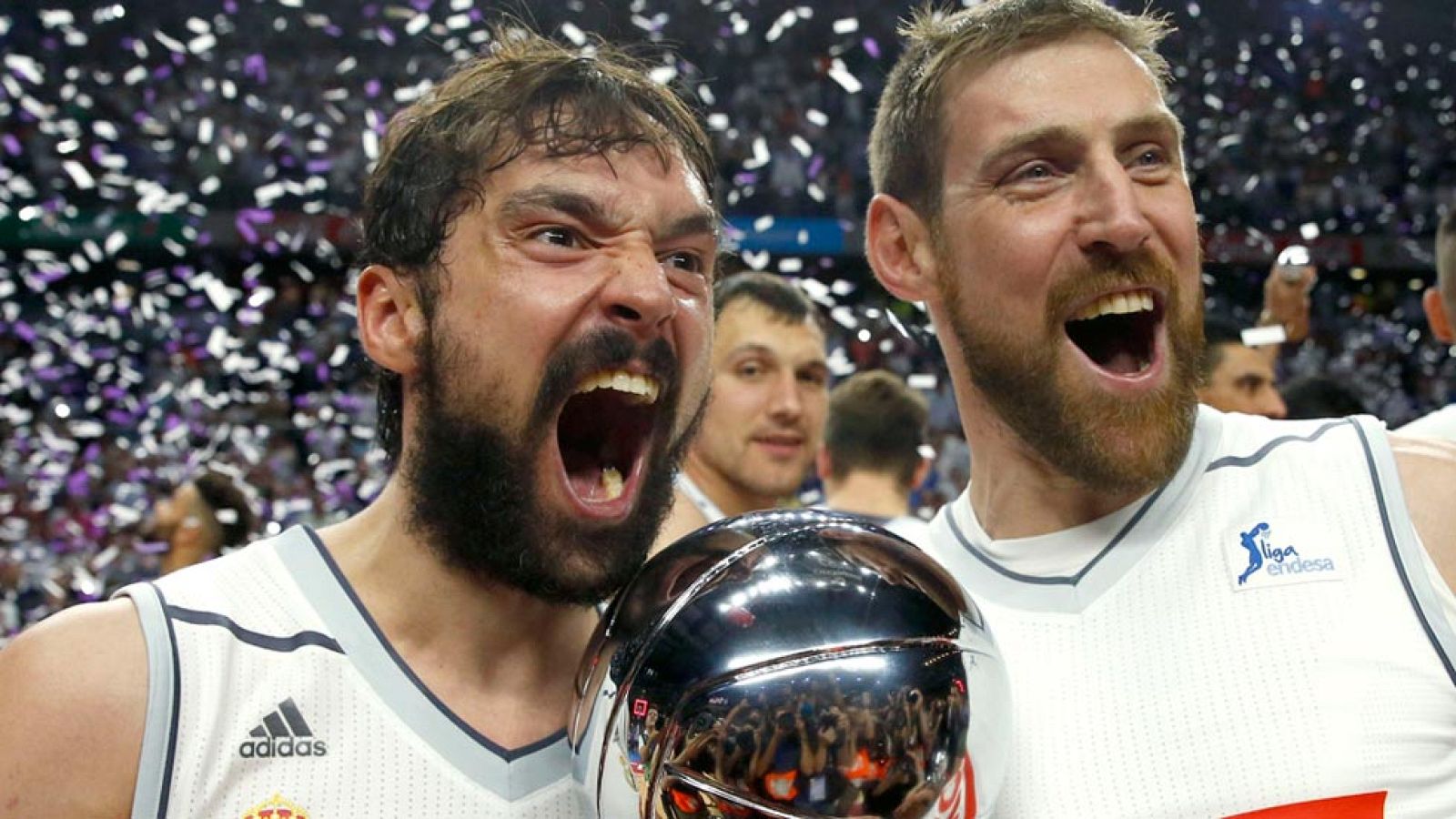 El Real Madrid se ha proclamado campe�n de la Liga Endesa al derrotar en el cuarto partido de la serie final al FC Barcelona Lassa por 91-84. Sergio Llull termina la final como MVP con 23 puntos de valoraci�n.