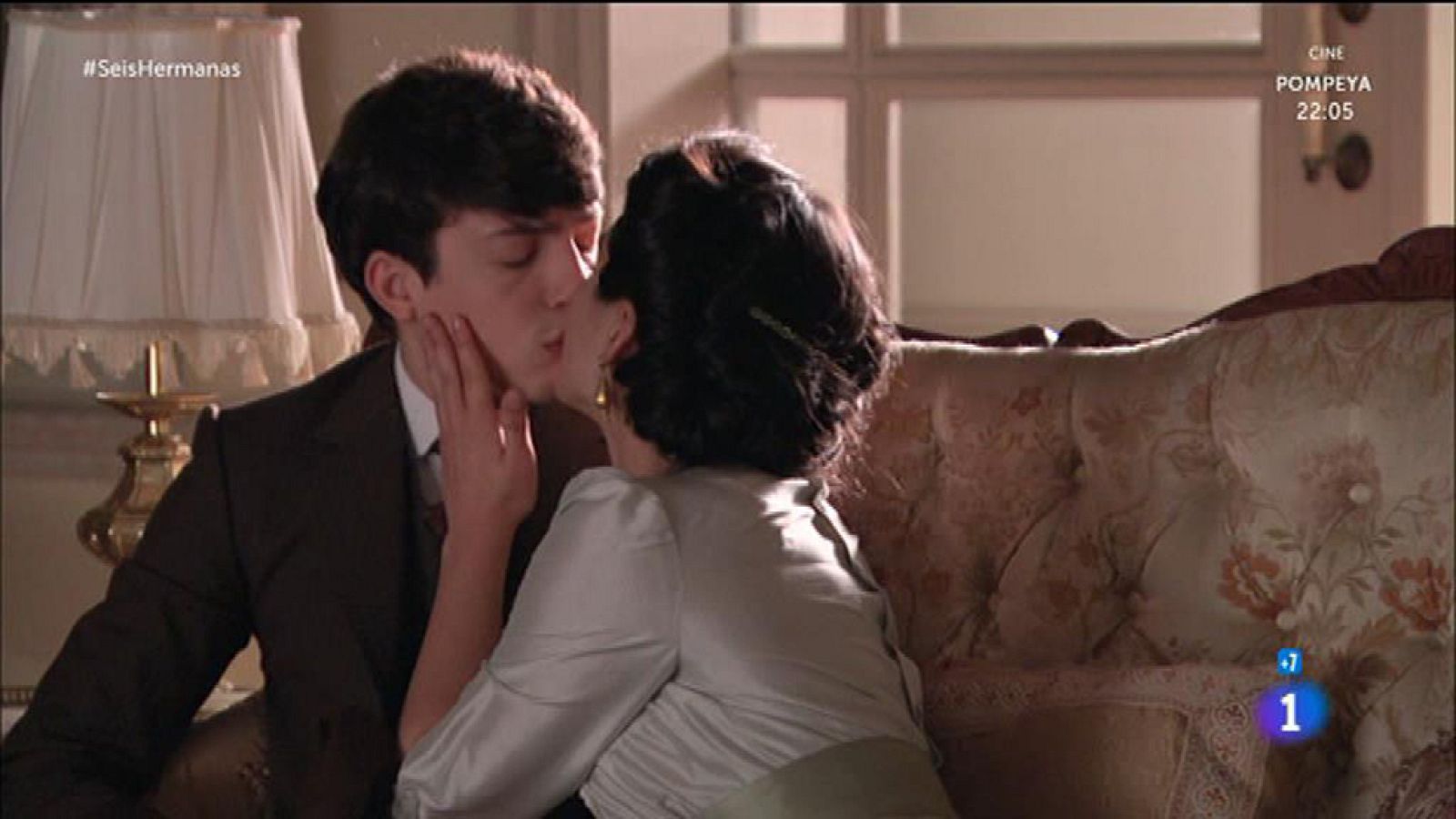 Seis Hermanas - Elisa y Carlos comprueban lo que sienten a besos