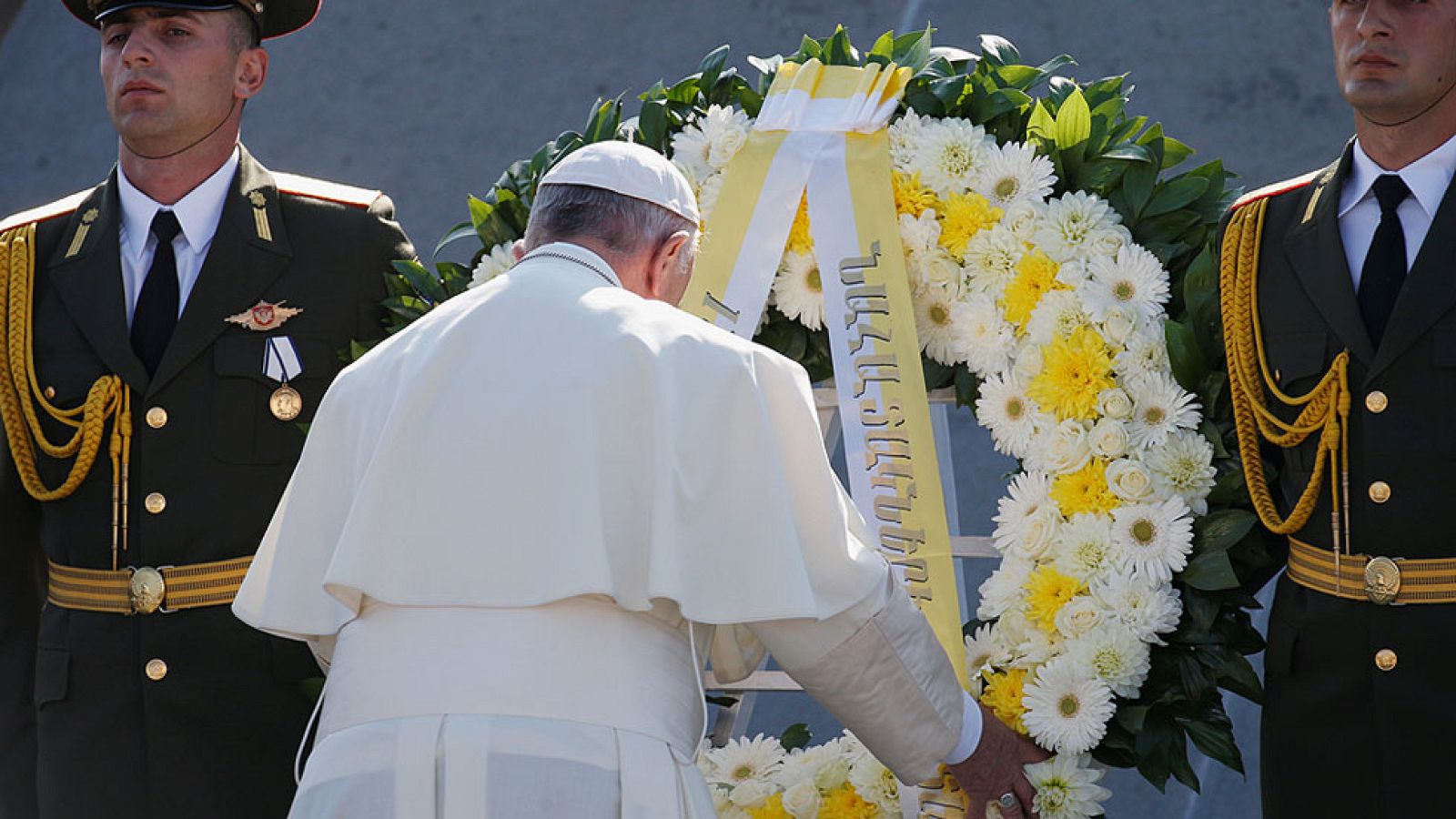 El papa Francisco reza ante el memorial del genocidio armenio