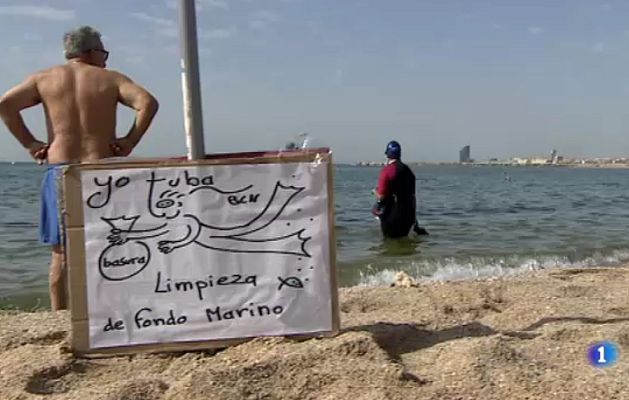 L'Informatiu - Un grup de bussejadors i nedadors participen en la neteja de la platja de la Mar Bella de Barcelona