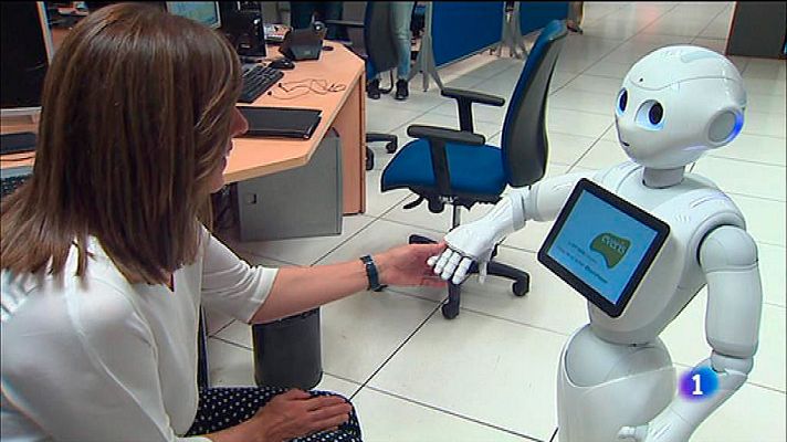 Telediario 1 - 'Pepper', un robot humanoide que puede ser guía, dependiente, recepcionista...