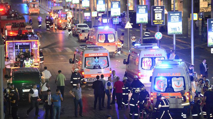 Informativo 24h - Al menos 36 muertos en un ataque terrorista contra el aeropuerto internacional de Estambul