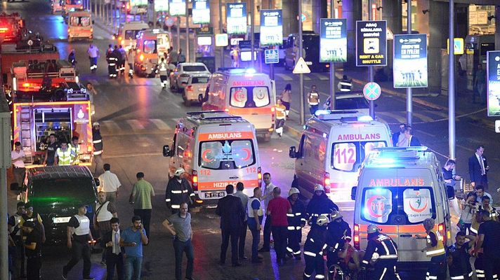 Telediario 1 - Al menos 36 muertos en un ataque terrorista contra el aeropuerto internacional de Estambul