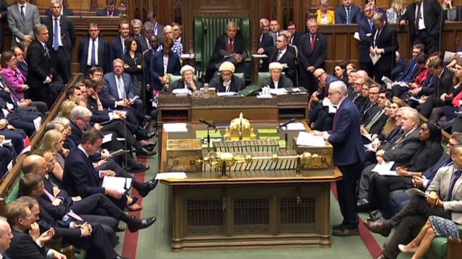 David Cameron a Corbyn: "¡Por el amor de Dios, váyase!" | Ver