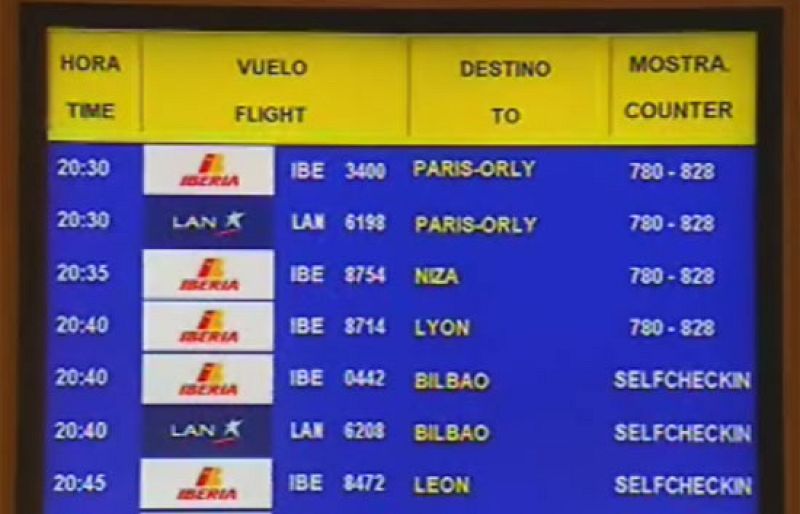 En el aeropuerto de Barajas mucha gente se queda en tierra porque Iberia ha cancelado más vuelos