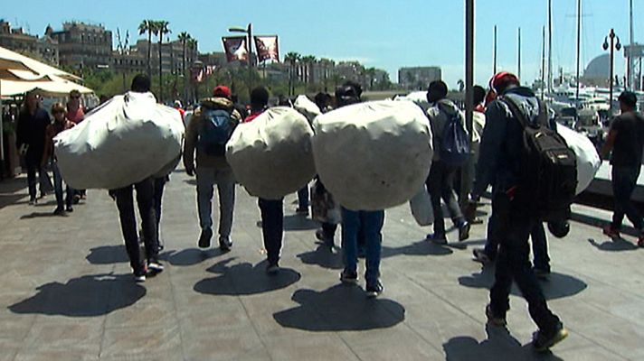 Telediario 1 - Barcelona intensificará la acción policial contra el top manta