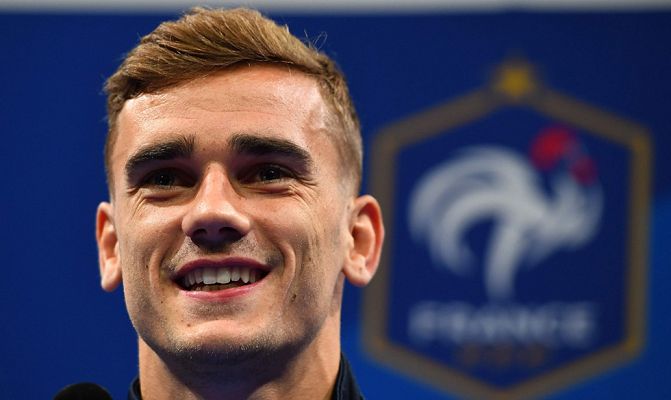 Telediario 1 - Los aficionados cantan las gestas de Griezmann y Messi