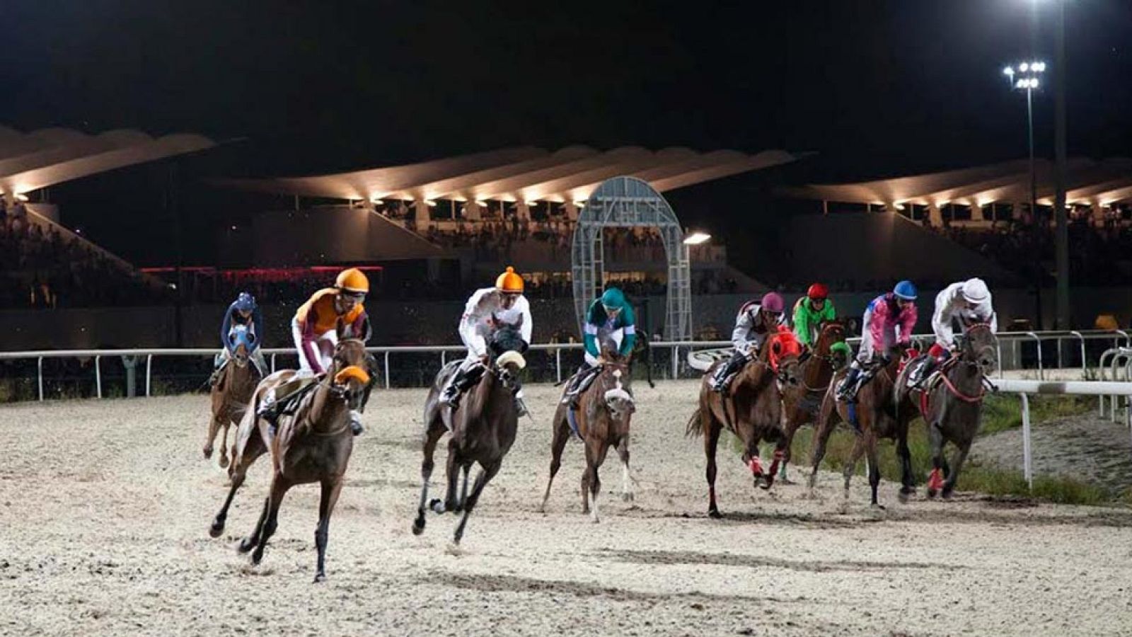 Vuelven las carreras a las noches del Hipódromo de la Zarzuela | Ver