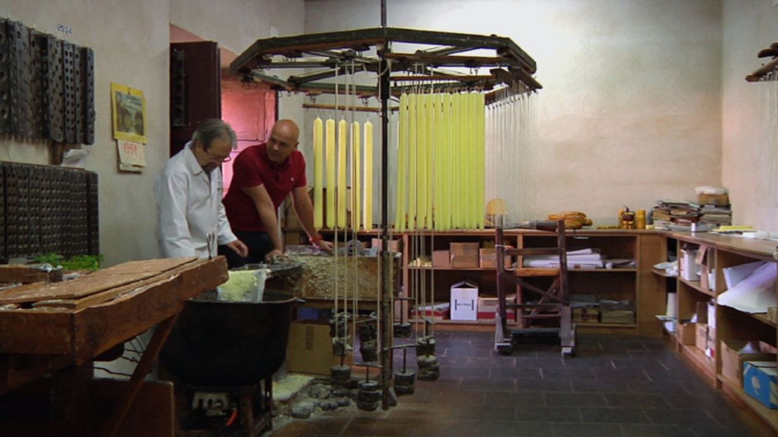 Aquí la tierra - ¿Cómo se hacen las velas de cera?